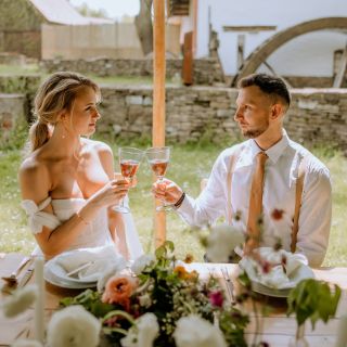 Svatební elegance Svatba je speciální den, který si zaslouží speciální outfit. ‍♂️ Doplň svůj oblek kravatou, motýlkem...