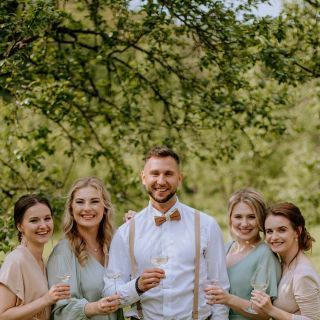 Svatební elegance Svatba je speciální den, který si zaslouží speciální outfit. ‍♂️ Doplň svůj oblek kravatou, motýlkem...